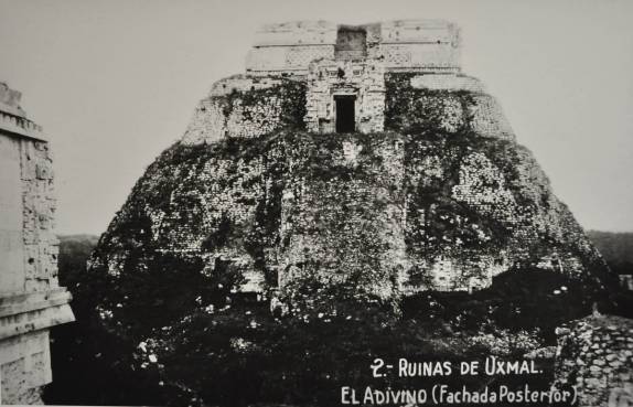 Foto do templo do Adivinho tirada na década de 30, bem antes da restauração (ruínas mayas de Uxmal, no Yucatán, sul do México)